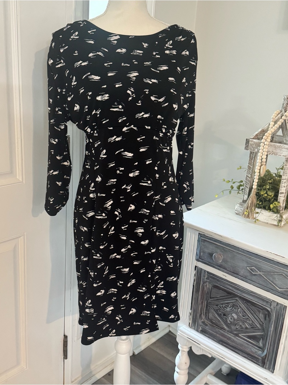 Gilli Black & White Printed Sheath Dress | Textured | Modern Chic | Size Medium
